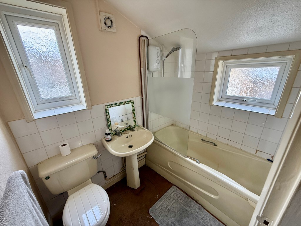 Lot: 30 - MIXED-USE DOUBLE-FRONTED BUILDING - 12 Grange Road - bathroom with W.C.